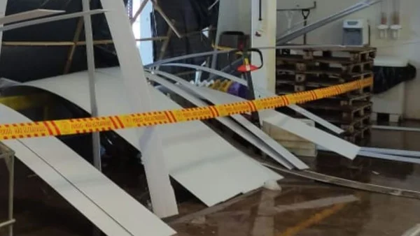 Imagem mostra queda de parede em empresa de Santa Catarina com faixa de bombeiros interditando o local
