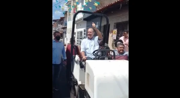 O governador do Maranhão, Carlos Brandão, pilota uma máquina niveladora de asfalto ao entregar ruas pavimentadas em São Luís