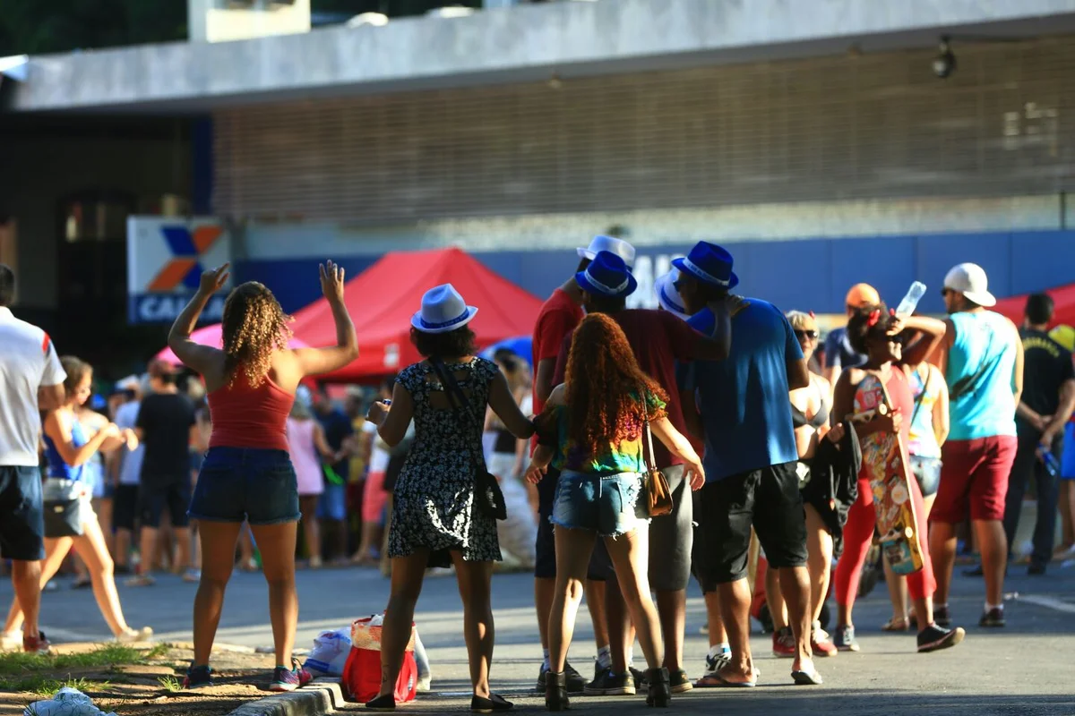 Foliões tomam as ruas de Brasília no segundo dia de carnaval - imagem 17 Foliões tomam as ruas de Brasília no segundo dia de carnaval - imagem 17