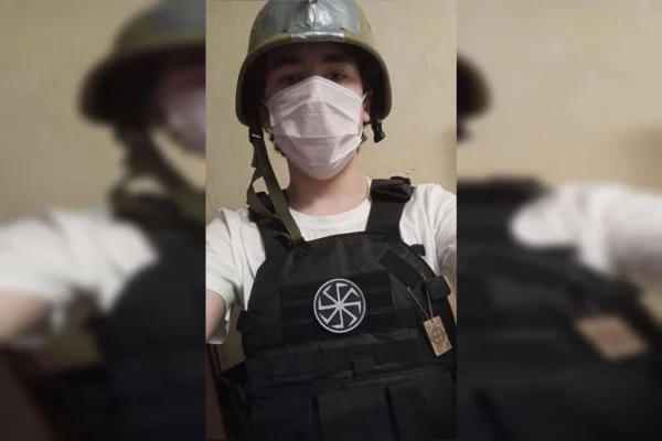 Imagem colorida de adolescente usando capacete