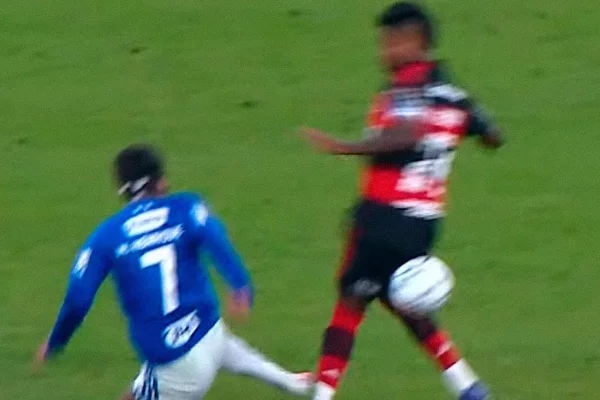 Bruno Henrique reclama do VAR e dispara: “O fodid* agora sou eu”
