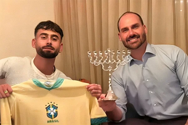 Imagem colorida mostra Eduardo Bolsonaro e soldado israelense - Metrópoles