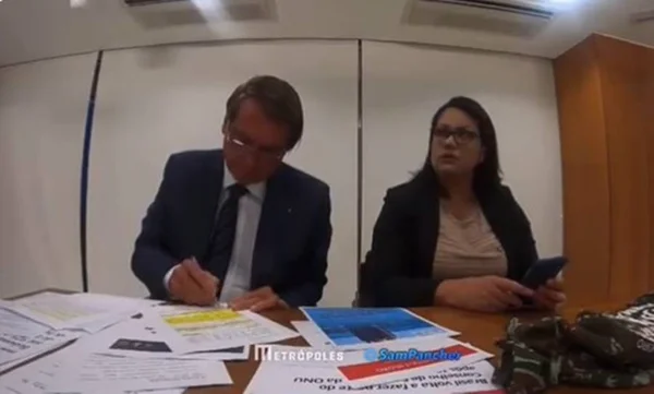 Veja: antes de live, assessor fala a Bolsonaro sobre efeitos da vacina