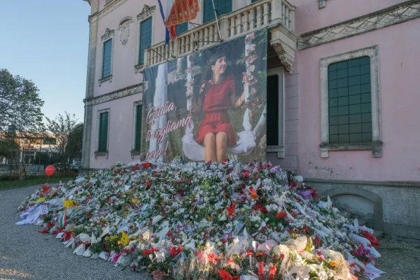 Imagem colorida de tributo para italiana assassinada - Metrópoles