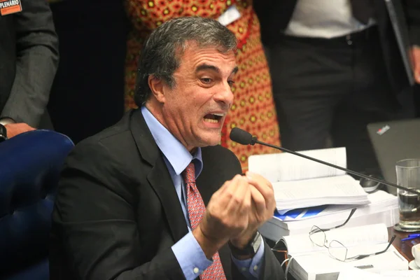 Dilma tem 30 dias para deixar o Alvorada, diz Cardozo