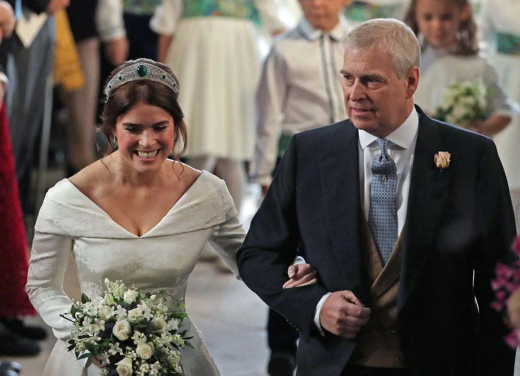A noiva caminha até o altar acompanhada do pai, o príncipe Andrew, duque de York A noiva caminha até o altar acompanhada do pai, o príncipe Andrew, duque de York