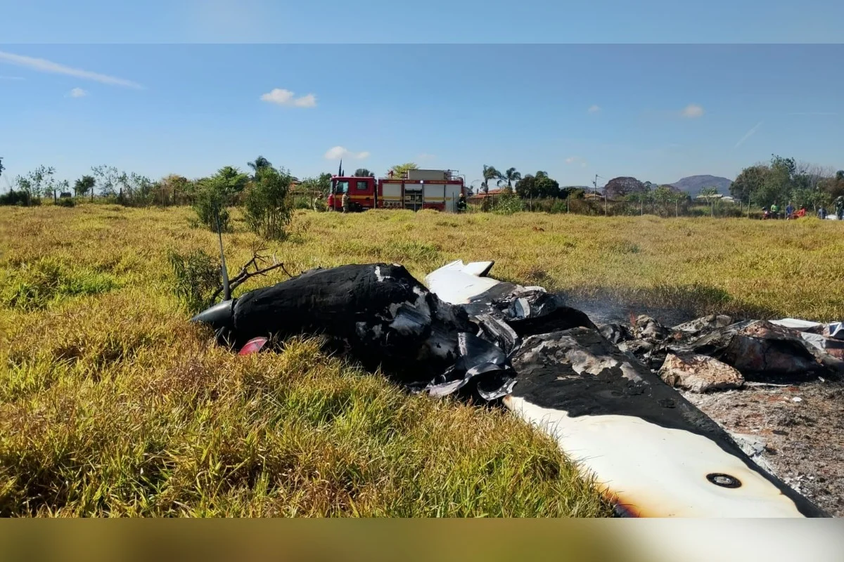 Destroços do avião que caiu em Mateus Leme Destroços do avião que caiu em Mateus Leme