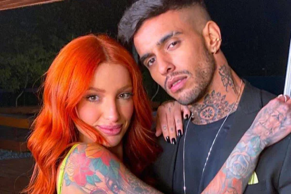Foto colorida de Matheus Sampaio e Brenda Paixão abraçados - Metrópoles