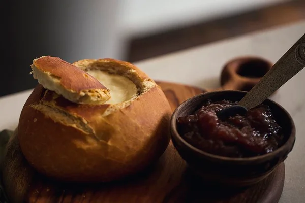Pão com brie é entradinha perfeita para comer com a família