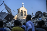 Uma vista da histórica Igreja Ortodoxa Grega de São Porfírio danificada, onde civis se abrigaram, após o ataque aéreo  israelense na cidade de Gaza, Gaza
