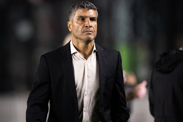 Pedro Emanuel celebra primeira vitória no Vasco: “Satisfeito”