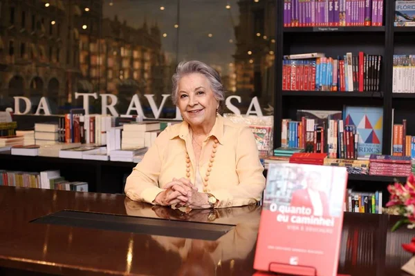 Eda Coutinho, fundadora e reitora do Centro Universitário IESB, lança nesta Quinta-feira o livro “O quanto eu caminhei: Vida e educação” na livraria Travessa do CASAPARK.