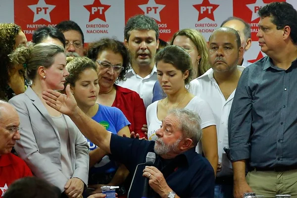“Eu me senti prisioneiro hoje”, desabafa Lula em discurso