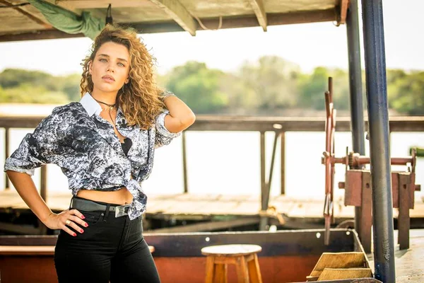 Mulher em barco no rio