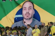 “Última chance”: Carlos Bolsonaro envia recado a Flávio em convenção - imagem 2 “Última chance”: Carlos Bolsonaro envia recado a Flávio em convenção - imagem 2