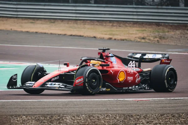 Imagem colorida de Lewis Hamiltonna Ferrari- Metrópoles