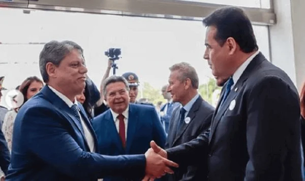 Tarcísio de Freitas, governador de São Paulo, cumprimenta o deputado estadual Jorge Wilson, do Republicanos. Ele será o líder do governo na Alesp - Metrópoles