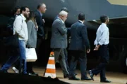 Presidente eleito Luiz Inácio Lula da Silva (PT) caminha ao lado de pessoas em aeroporto de Brasília