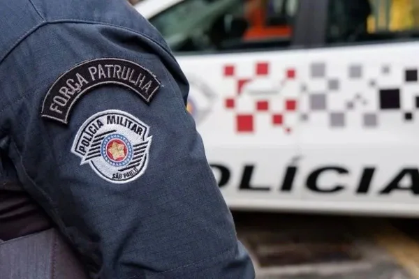 Imagem colorida de farda policial. Adolescente morre após passar mal durante abordagem policial