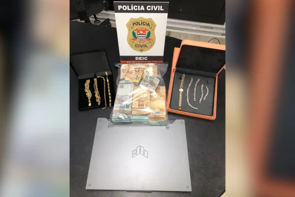 Imagem colorida mostra joias e dinheiro apreendidos em operação que investigava golpe em idosos - Metrópoles