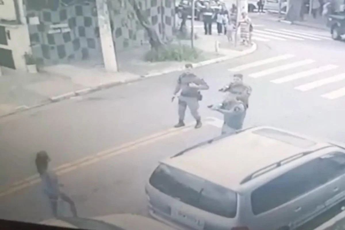 Imagens mostram o momento em que PM mata mulher que estaria em surto na zona norte de SP Imagens mostram o momento em que PM mata mulher que estaria em surto na zona norte de SP