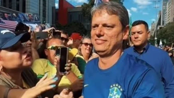 Por apoio de Bolsonaro, Tarcísio arrisca e abraça bandeira da anistia