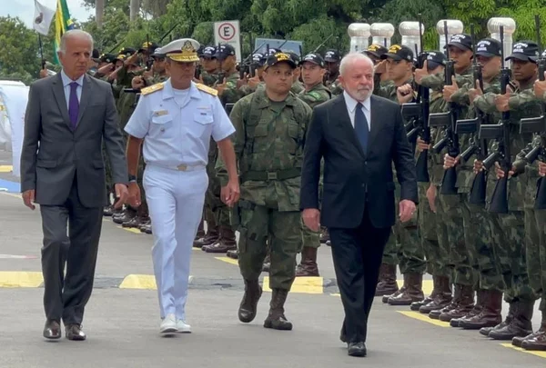 Lula discute com Marinha e Defesa desenvolvimento de submarino nuclear