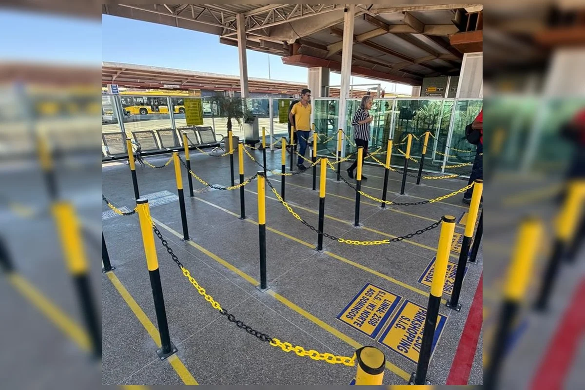 O objetivo organizar o fluxo de passageiros e aprimorar a experiência no embarque O objetivo organizar o fluxo de passageiros e aprimorar a experiência no embarque