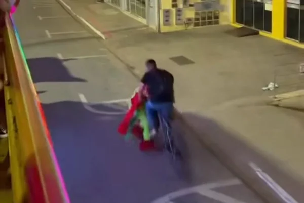 Fofão é atropelado por ciclista durante apresentação - Metrópoles