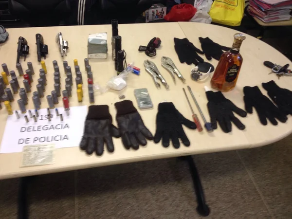 Armas, drogas e pertences de vítimas são apreendidos em operação policial