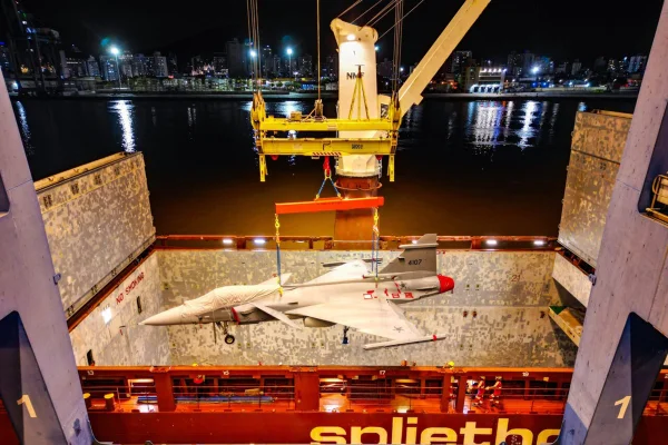 Imagem colorida mostra Caca F-39 Gripen sendo transportado no Portonave - Metrópoles