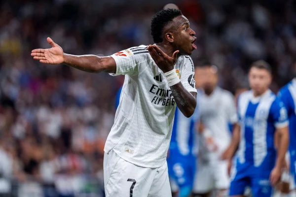 Foto colorida de Vini Jr. do Real Madrid, reclamando - Metrópoles