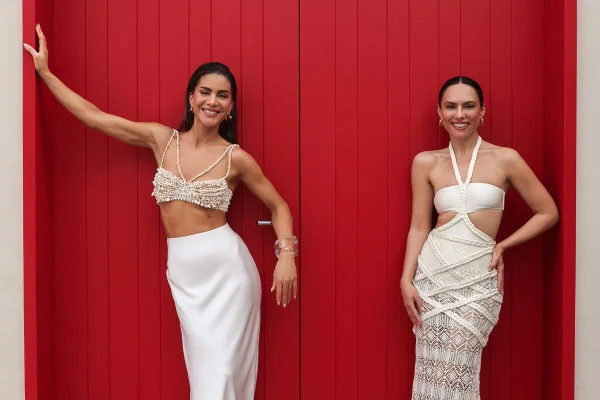 Na imagem com cor, foto da Camila Coelho e Patrícia Bonaldi, da PatBo - metrópoles