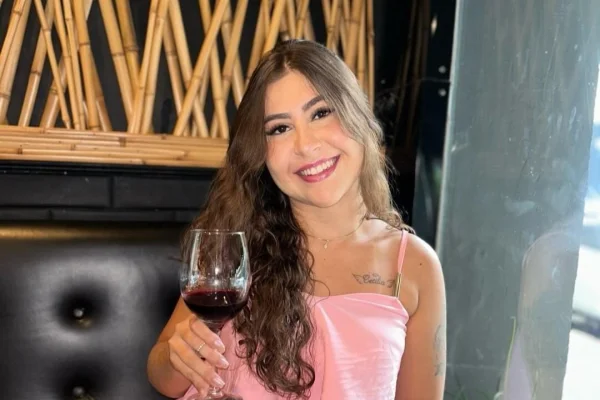 Homem assassina namorada, grava vídeo e confessa: “Matei ela, mãe”