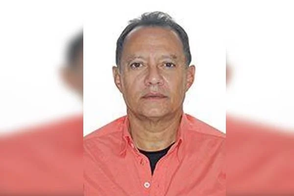 Imagem colorida de foto de homem com camiseta vermelha