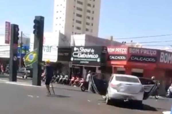 homem em estado de surto para o trânsito em rio verde goiás