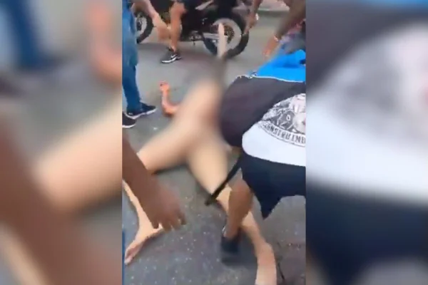 Imagem colorida de briga entre torcidas - Metrópoles