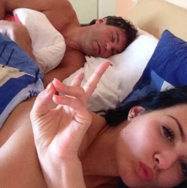 “Selfie after-sex” que deu errado: modelo tenta chantagear jogador de hockey e vira meme