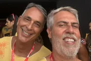 Anderson Muller e o marido, Paulinho, fazem selfie para as redes sociais Anderson Muller e o marido, Paulinho, fazem selfie para as redes sociais