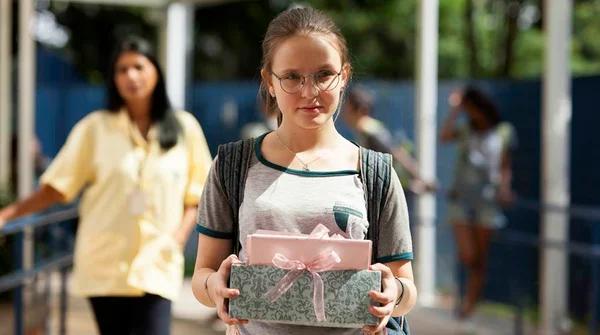Crítica: “Meus 15 Anos” cria universo teen em torno de Larissa Manoela