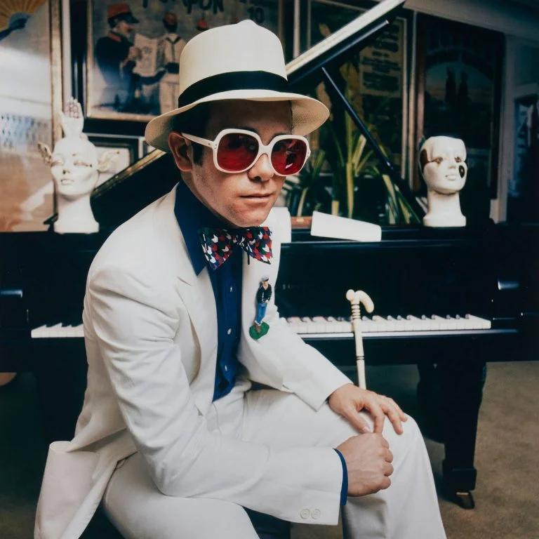 Retrato de Elton John, por Terry O’Neill Retrato de Elton John, por Terry O’Neill