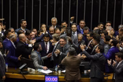Presidente da Câmara dos Deputados, Hugo Motta (Republicanos-PB), senta à mesa diretora e abre sessão extraordinária na noite desta quarta-feira (6/8)