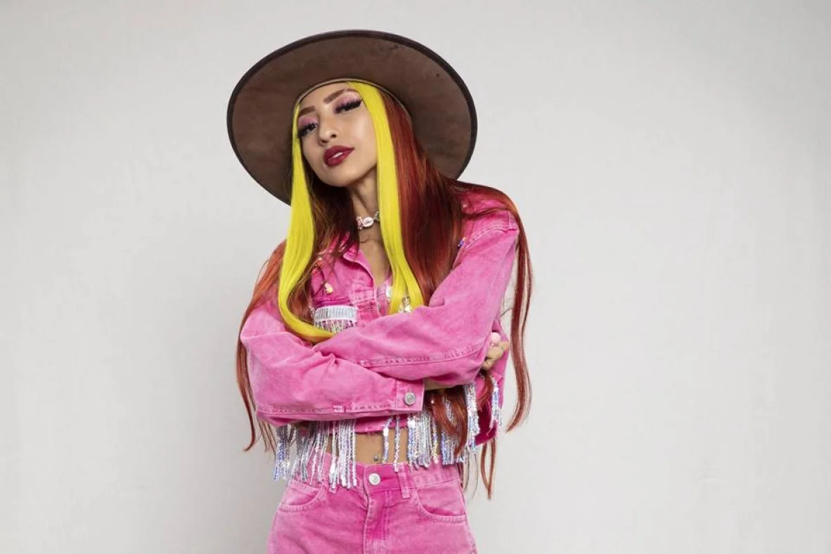 Ruivinha de Marte é influencer e cantora, tem 26 anos e nasceu em Urucará (AM). Ruivinha de Marte é influencer e cantora, tem 26 anos e nasceu em Urucará (AM).