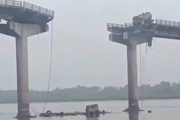 Imagem colorida de ponte que desabou na Índia - Metrópoles