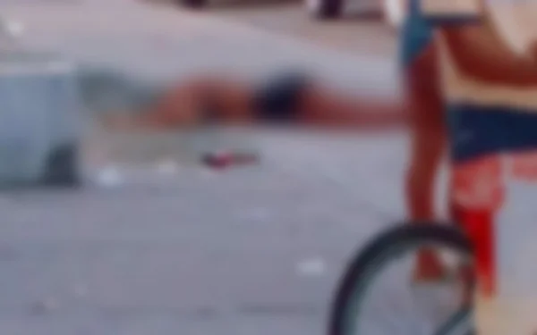 imagem desfocada mostra jovem morta e uma pessoa de bicicleta ao lado