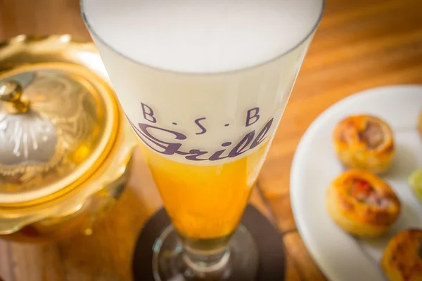 BSB Grill lança dose dupla de esfirra e de chope Brahma nitrogenado