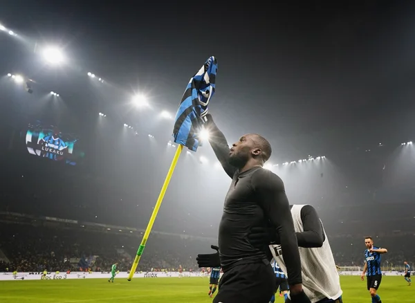 Inter de Milão derrota Milan e se iguala à Juventus na ponta