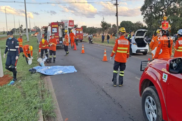Motociclista morre ao ser arremessado contra poste após colisão com carro