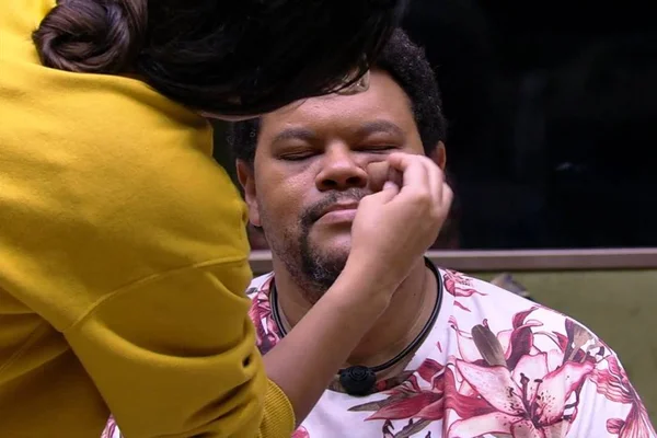 Babu sendo maquiado