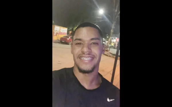 homem sorrindo
